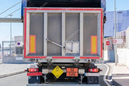 Cartelli di pericolo ADR sul retro di un camion