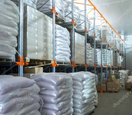 Pallet di alimenti in magazzino refrigerato