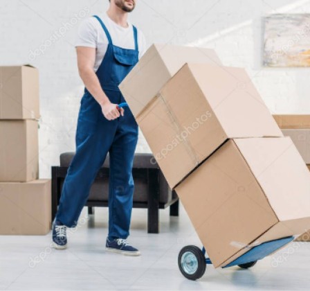 Scatoloni da trasloco vicino a camion