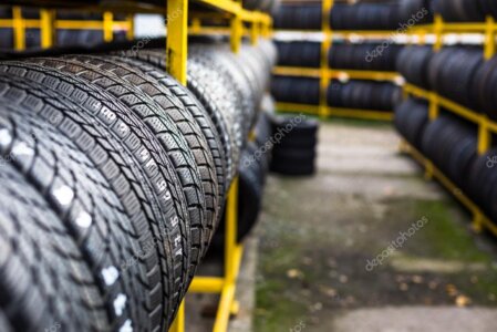 Componenti auto in magazzino pronti per spedizione JIT